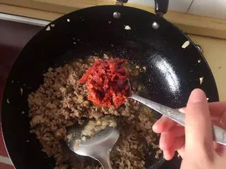 大新疆风味炸酱面 ,然后呢加两勺豆瓣酱，炒香