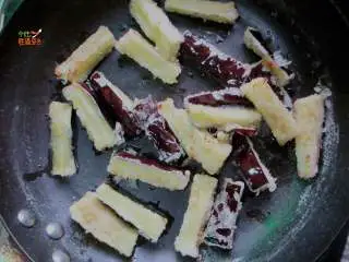 馋嘴蒜香茄条,大火炸至茄子软烂,捞起沥干油