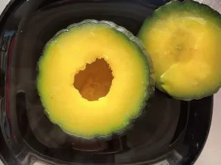 贝贝南瓜坚果饮,南瓜蒸好了，放凉取出。