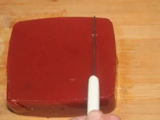 老北京小吃之“山楂糕”,山楂糕脱模挺容易的,四周用刀子脱离盒子再倒扣在案板上,用刀切成自己喜欢的形状。