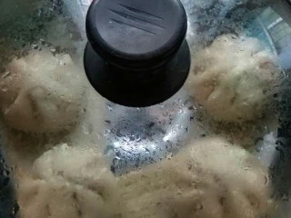 奶茶风味酱香大包一早餐,水开后放入蒸锅蒸十分钟。