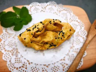 #做年货手工小吃#芝麻葱香排叉 ,像金灿灿的元宝，是不是很诱人呀，远远的就能闻到散发出的葱香焦香！