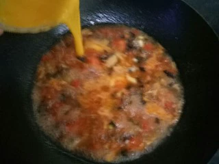 清真小吃之打卤面,延锅倒入蛋液凝固成蛋花,如果卤汁较少,搅动卤汁以免蛋液粘锅。