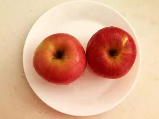 百搭风味辣椒酱,苹果清洗干净