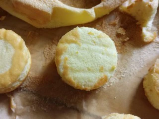 法式甜点–夏威夷风情椰子,烤箱预热150°C，烤20min，晾凉。用圆形饼干模具切块。