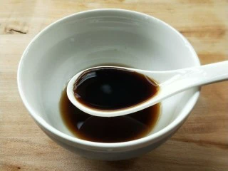 花雕酒焗藤椒手撕鸡,两勺生抽。