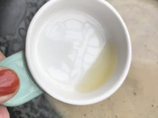 咸蛋豆腐(快手菜),锅里倒点水,大火煮开,同时加入料酒。