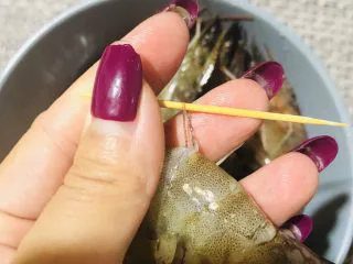普罗旺斯风情烤虾,轻轻一拉，就出来了。