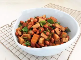 开胃小菜 老醋花生,老醋花生，酸香醇厚，开胃健脾，香酥可口，非常完美的一道小菜~