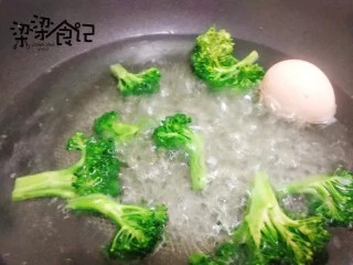 夏日减肥优选—风味猪肉沙拉,煮一锅开水，放入西兰花和鸡蛋