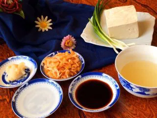 《蒋侍郎豆腐》,老豆腐、干虾米、猪油、酒酿汁、生抽、淡淡的水淀粉