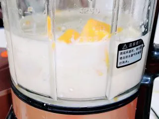 芒果麦片坚果露,再加入一定量的牛奶。