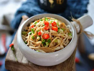 凉拌手撕杏鲍菇,最后把热油浇到葱花、蒜末上炸出香味，食用时拌匀即可