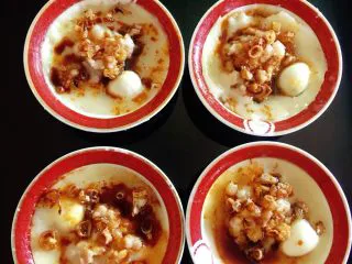 厦门名小吃碗仔粿（葱油粿）,放凉后就Q弹，倒入少量酱油和葱花油，就可以美美低饱食。