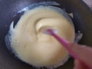 蔓越莓冰激凌,然后再倒入不粘锅中开小火不停的搅拌