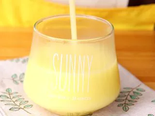 米香玉米汁(豆浆机版),倒入杯中