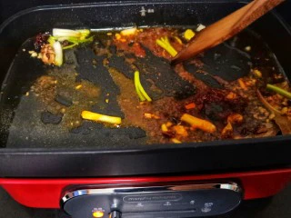 ㊙完爆街边小吃的《辣炒花蛤》,把辣椒、花椒等煸炒出香味（不要太过火辣椒糊了会发苦）