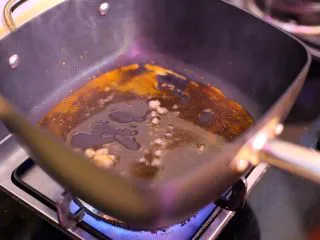 陕西小吃—肉夹馍,冰糖开始融化后转小火,熬出焦糖色即可。