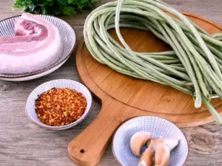 肉末豆角,简单又省事的快手做法,人人都会,·食材· 豆角 250g、五花肉 80g、辣椒粉 20g 蒜 15g、盐 2g、鸡精 2g