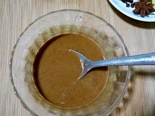 嘎巴菜――天津传统小吃,麻酱1勺,用适量温水冲开,加1勺味极鲜酱油,半勺白糖,半勺麻油,搅拌均匀。