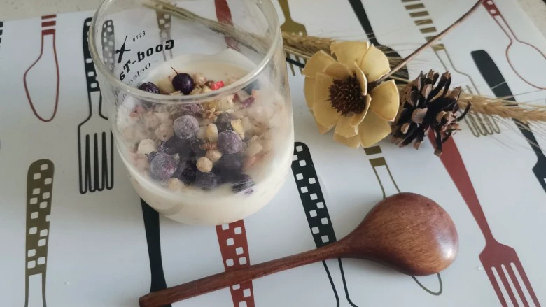 蓝莓麦片酸奶杯