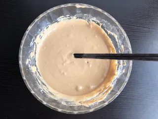 红糖开花发糕,最终搅拌成顺滑无颗粒的面糊