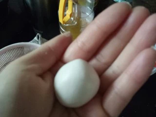 松阳小吃“说来”,按自己喜欢的大小搓成圆团。大小随意。