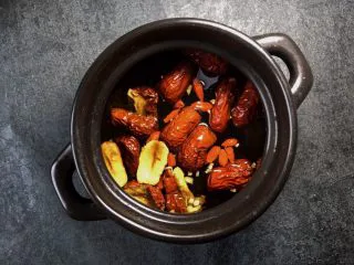 养生之姜汁红糖水,在煲里放150毫升的矿泉水