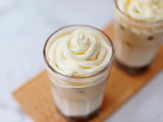奥利奥海盐奶盖咖啡,挤入奶油