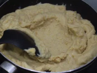 老北京小吃之“豌豆黄”,平底不粘锅小火翻炒。不断的翻动豌豆泥以免粘锅。