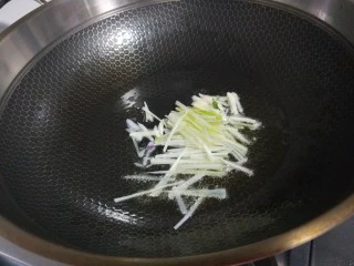 山西小吃炒不烂子,放入葱蒜。