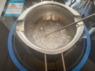 缤纷水果西米露,另取一小锅,倒入清水和一小勺糖,把水煮开,糖融化即可