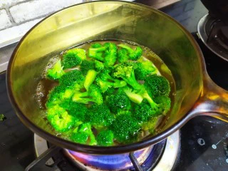 西兰花炒虾仁,西兰花放入，开水中烫一下，捞出