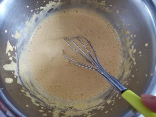 蔓越莓冰激凌,把牛奶缓慢的倒入到蛋黄中,边倒边搅拌