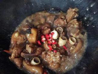 家常菜焖猪脚,出锅前撒上葱花就可以出锅了