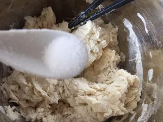 简易版陕西小吃烩麻食,加入1g食盐在面团里