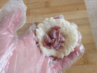 老北京小吃艾窝窝,包上山楂馅,馅有个3克就够了。