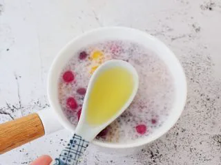 椰香西米水果芋圆,再根据自己的口味加入蜂蜜调味即可