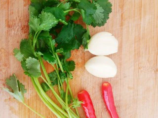 皮蛋特色小吃,准备2瓣大蒜,2个小米椒,两根香菜。