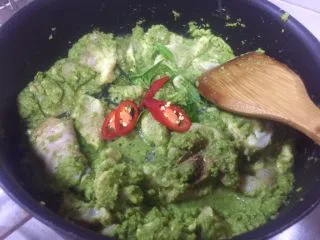 泰式青咖喱鸡·东南亚风味,鸡肉炒制八九分熟或者看起来变色后,下辣椒段和九层塔,继续翻炒。