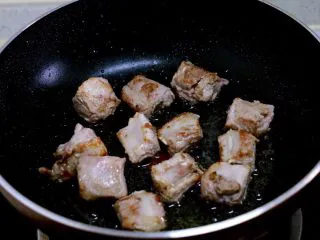 喷香的香菇排骨焖饭,热锅热油，先下排骨中小火煸炒出部分水汽，至焦黄。这样处理的排骨才香，口感也好。