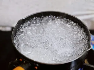 可以吸着喝的杨枝甘露,将西米全部倒入后，先搅至散开后，大火15分钟