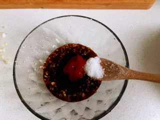 豆皮金针菇卷,盐加一点点就行了，不然会很咸。