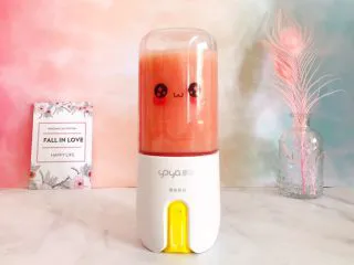 蜂蜜荔枝西柚汁,双击启动,榨汁机开始工作,一般情况下一个程序也够了,如果你想果汁更加细腻,可以用两个程序