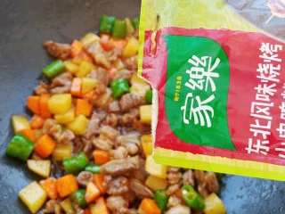 东北风味小炒,再加入少许腌料粉调个味。