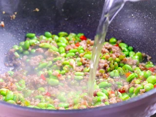 最开胃的下饭菜毛豆炒肉末,加入少量的清水,大约150ml,这样就不会导致肉末口感变得干硬。