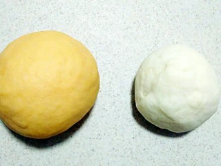 花样馒头~小蜗牛馒头,同样的白面团发酵完准备好（图中是揉匀排气之后的）