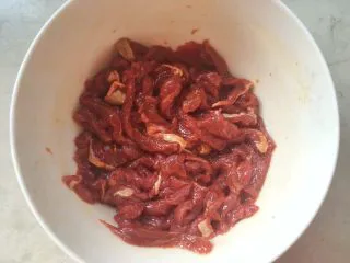意式红烩牛柳酥,用手抓均匀,之后放一旁腌制