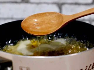 柠檬铁观音蜂蜜茶,根据自己口味放入蜂蜜