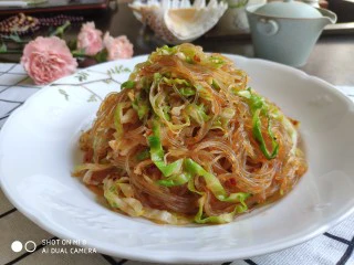 香辣粉丝包菜,炒好的粉丝不干不粘，滋润滑腻入味。